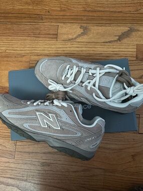 New Balance 204L Sneakers in mushroom/arid stone. Never worn. Unisex m5.5/w7